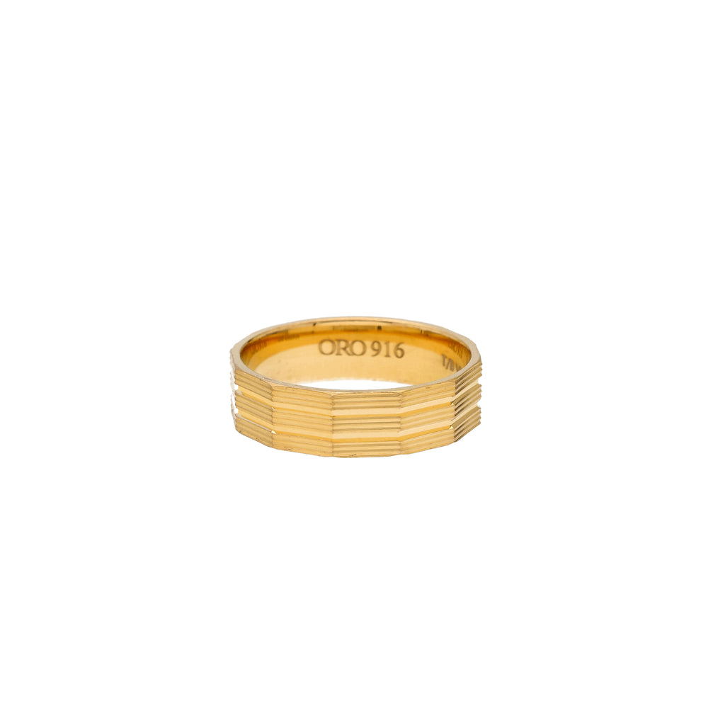 22K Yellow Gold Textured Band Ring (6.9gm) | 



Adorn your hand the sophistication of Indian gold with this 22k gold ring for men by Virani J...