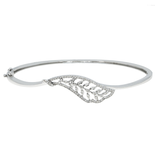 18K White Gold & 0.32 ct Diamond Bangle (7.95 grams) | 




Delight in the elegance of this 18k white gold and diamond leaf bangle bracelet from Virani ...