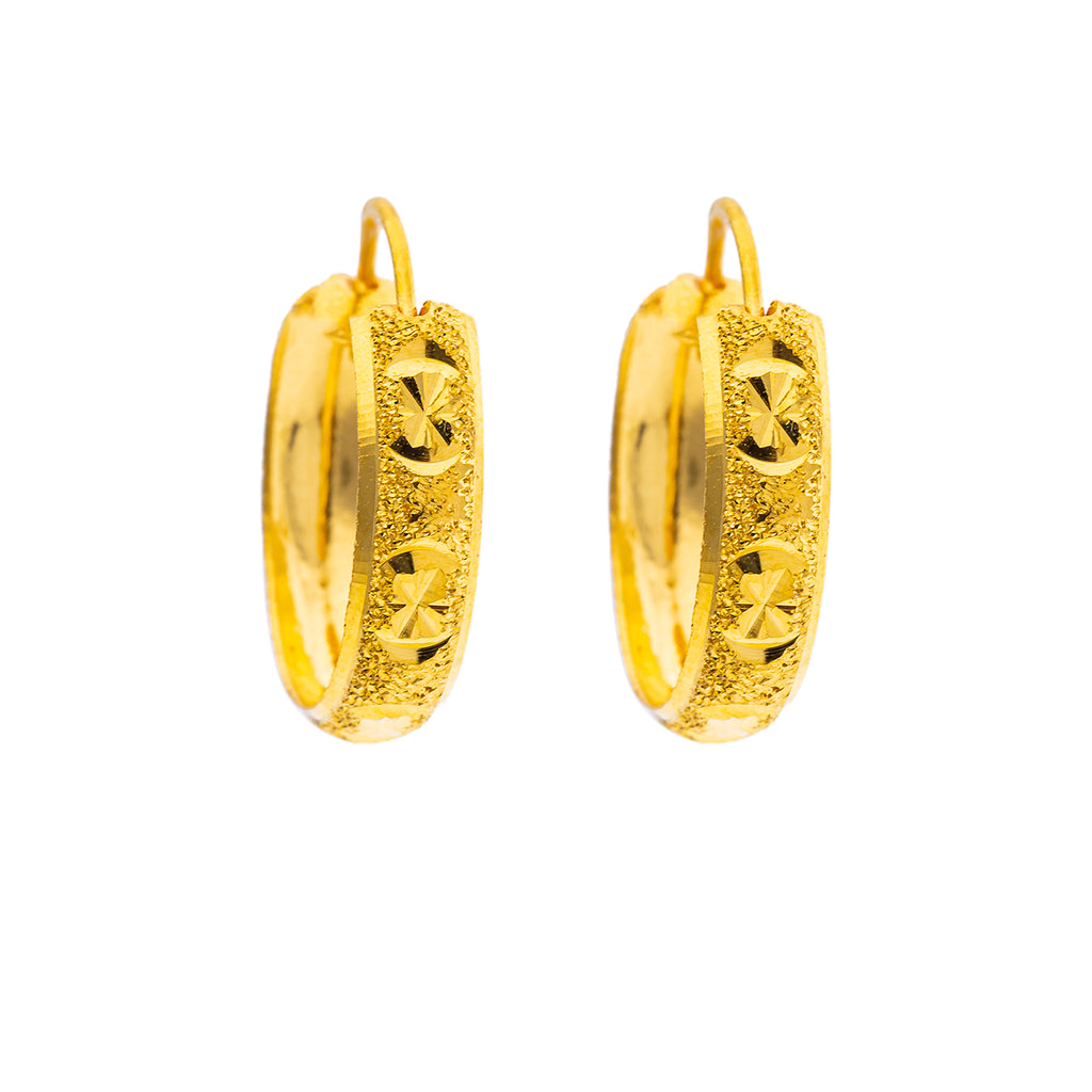 22K Yellow Gold Hoop Earrings (2.4gm) | 



Enhance your look with 22k yellow gold hoop earrings by Virani Jewelers, the perfect blend of...