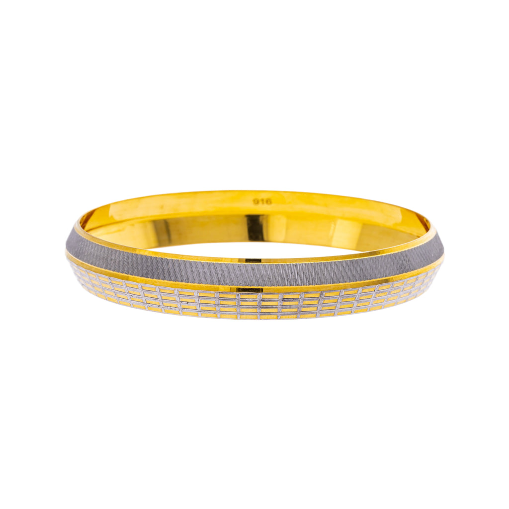 22K Yellow & White Gold Kada Bangle in Size 2.11 (39.25 gm) | 



This 22k yellow and white gold Kada bangle by Virani Jewelers offers classic style and crafts...