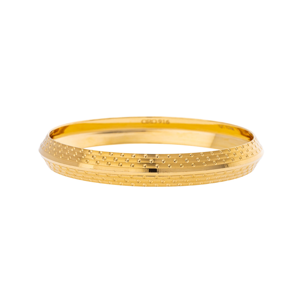 22K Yellow Gold Kada Bangle in Size 2.11 (30.6 gm) | 



Refined elegance meets bold design in this 22k yellow gold Kada bangle by Virani Jewelers, th...